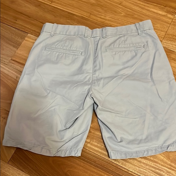 GAP Gray Flat Front Shorts with Classic Style - Picture 3 of 4